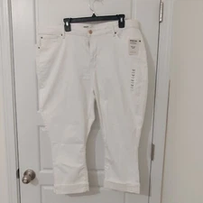 Signature By Levi Strauss Mid-Rise Capri Size 24 W 37 NWT