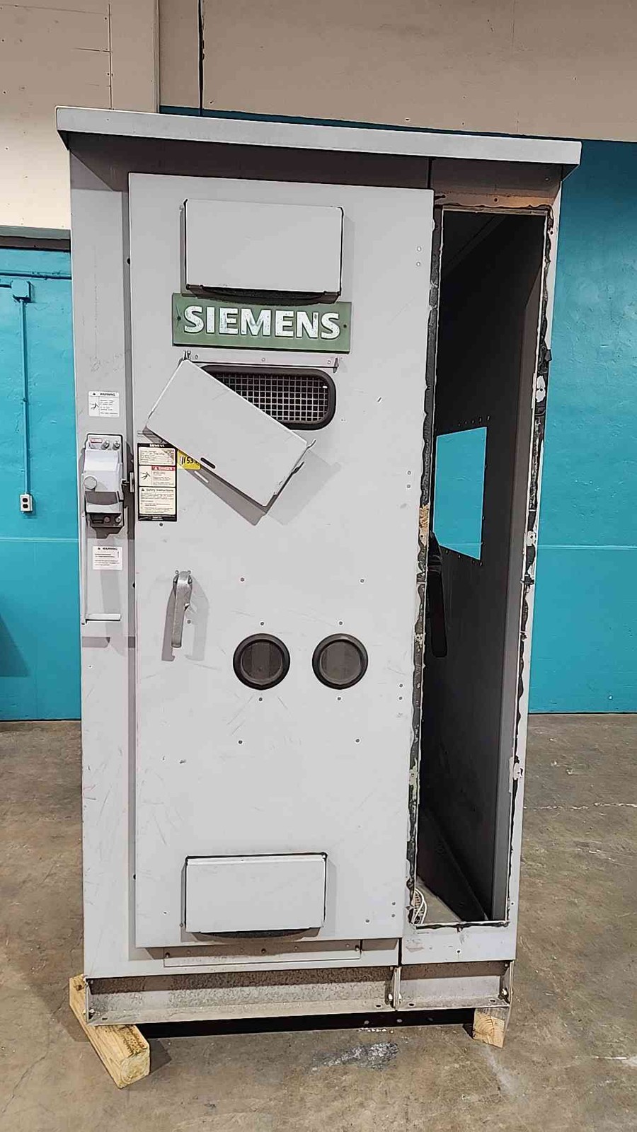 AS-IS Siemens 15kV 600A Type QR Metal Enclosed Outdoor Switchgear 15 kV