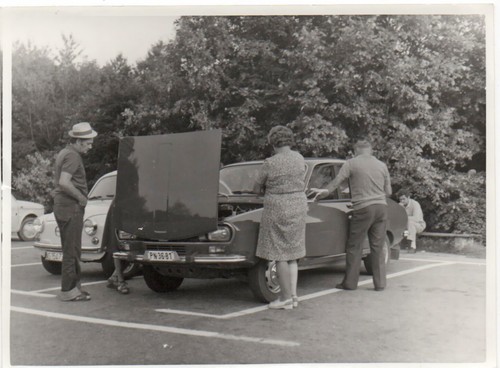Automobil Auto Oldtimer Renault 12 mit offener Motorhaube Jugoslawien 1970er
