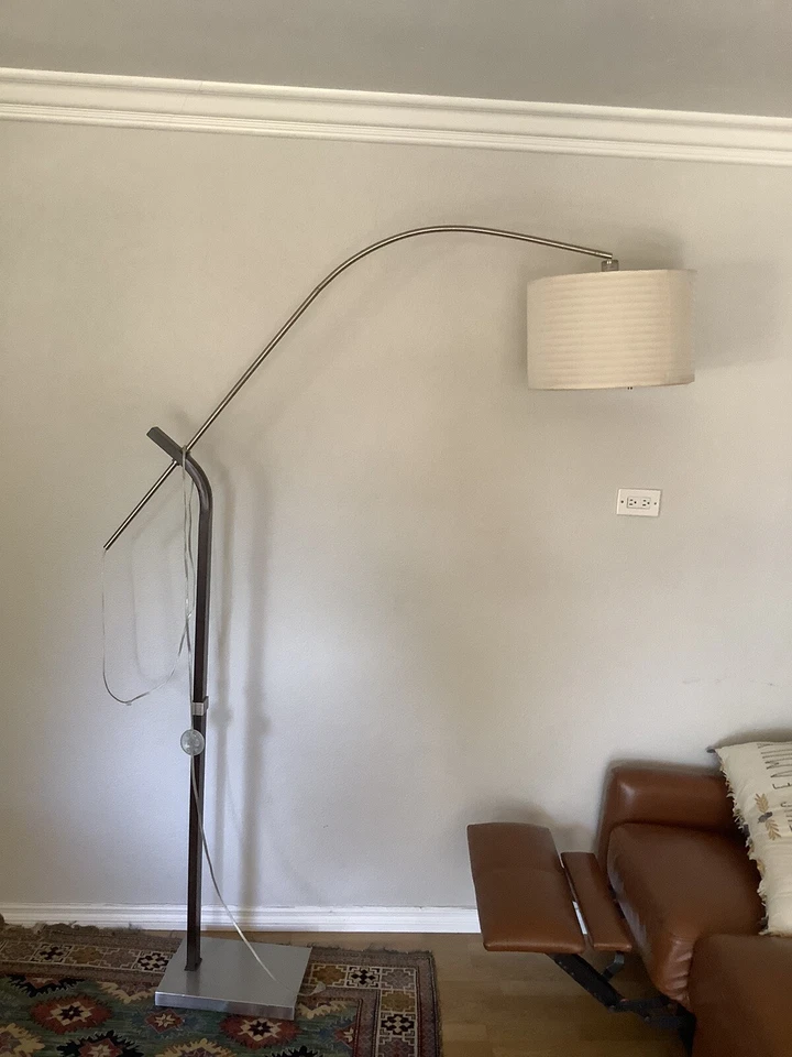 Lámpara de pie ajustable de arco moderno Mid-Century con base Foto 2 de 3