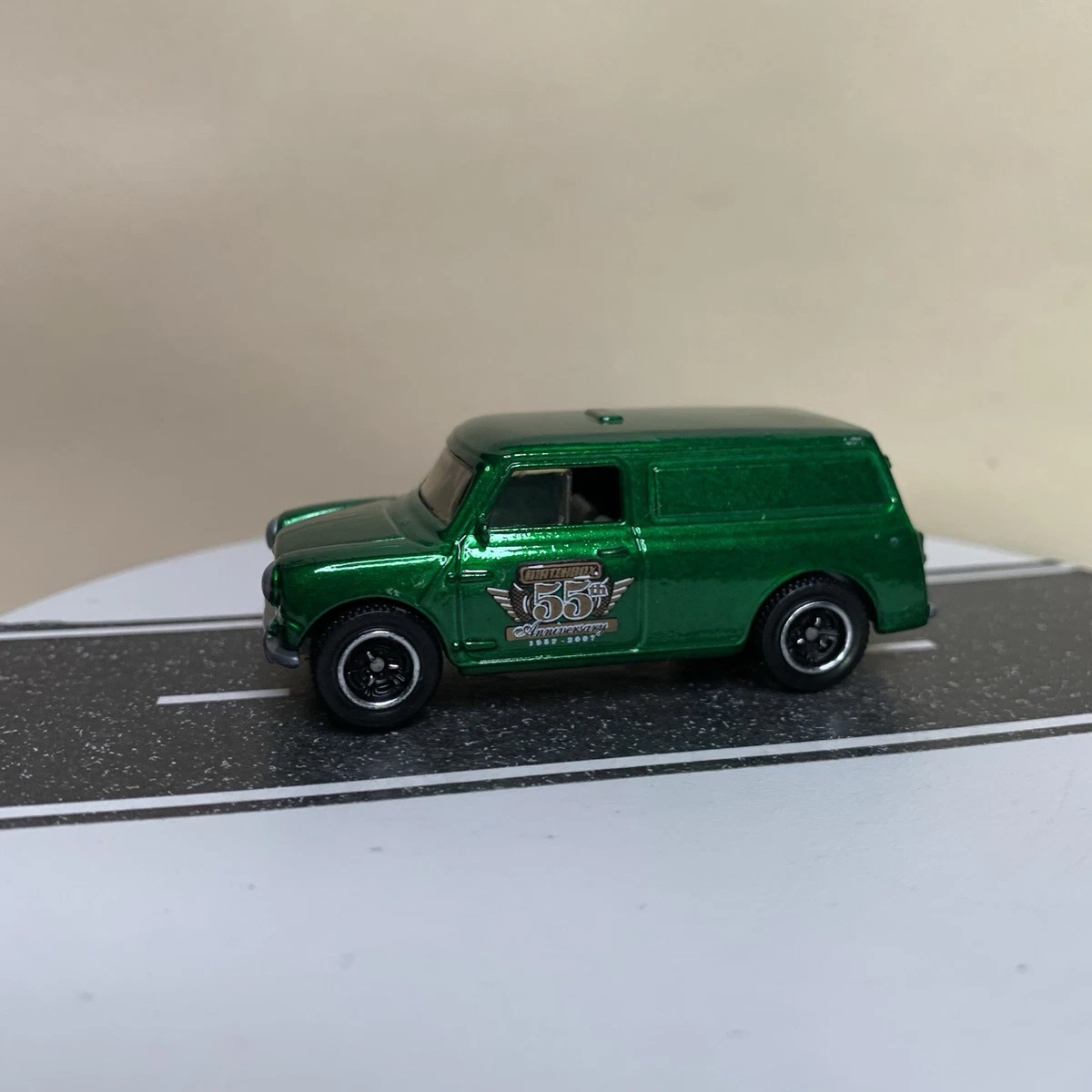 Matchbox LE 08 65 Austin Mini van with box