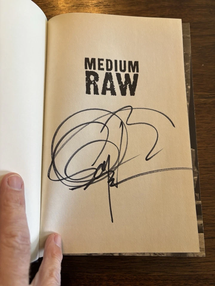SIGNED Medium Raw By Anthony Bourdain 1st Printing 1st Edition 2010 Hardcover Foto 2 de 4