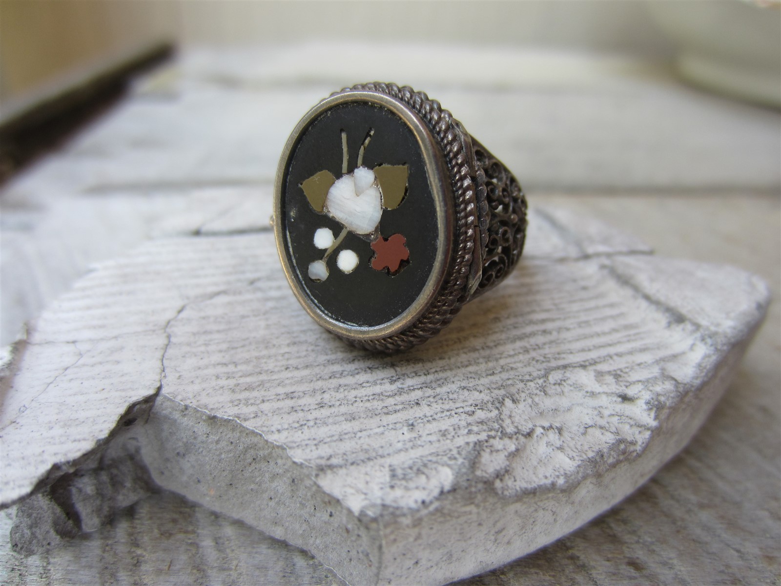 Vintage Italy PIETRA DURA 800 Silver Filigree Floral Inlay Poison Locket RING