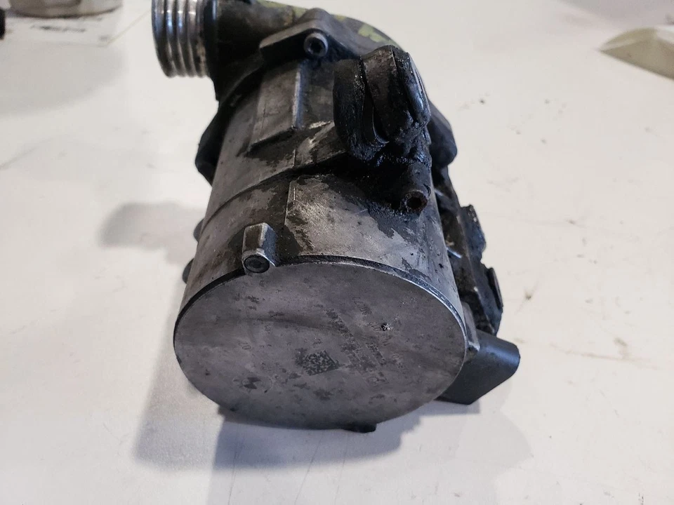 Bomba de agua - BMW 330I E90 N52 2006 - 08-13 OEM 7586924 Foto 2 de 4