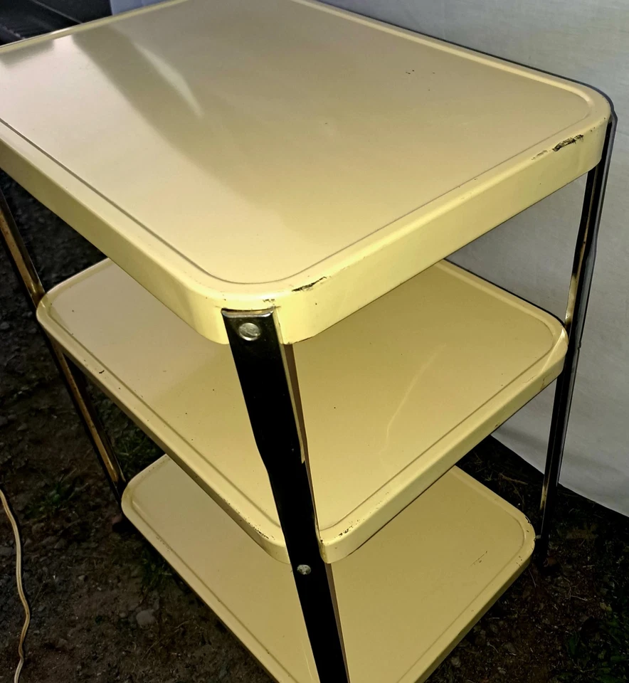 Carro rodante de cocina amarillo de 3 niveles de metal y cromo vintage con toma de corriente Foto 3 de 4