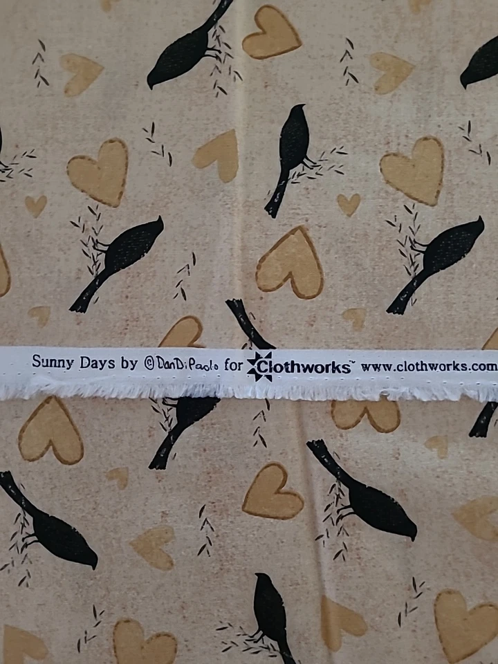 Tela de algodón Clothworks "Sunny Days" cuervos y corazones en crema 30 pulgadas Foto 3 de 3