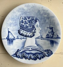 DUTCH DELFT "QUEEN WILHELMINA"  9" Blue & White Relief Plate 1900 PAUL BERTHON