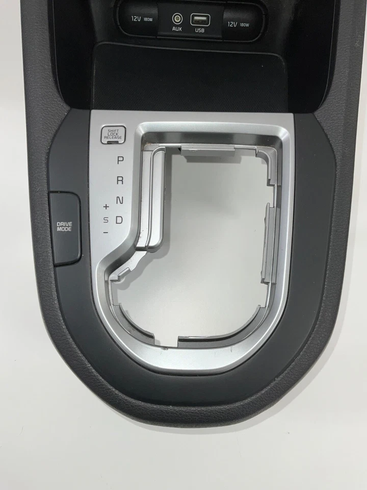 2020 Kia Forte console central conjunto de engrenagem armazenamento preto USB 84632-M7100 FABRICANTE DE EQUIPAMENTO ORIGINAL - Imagem 2 de 4