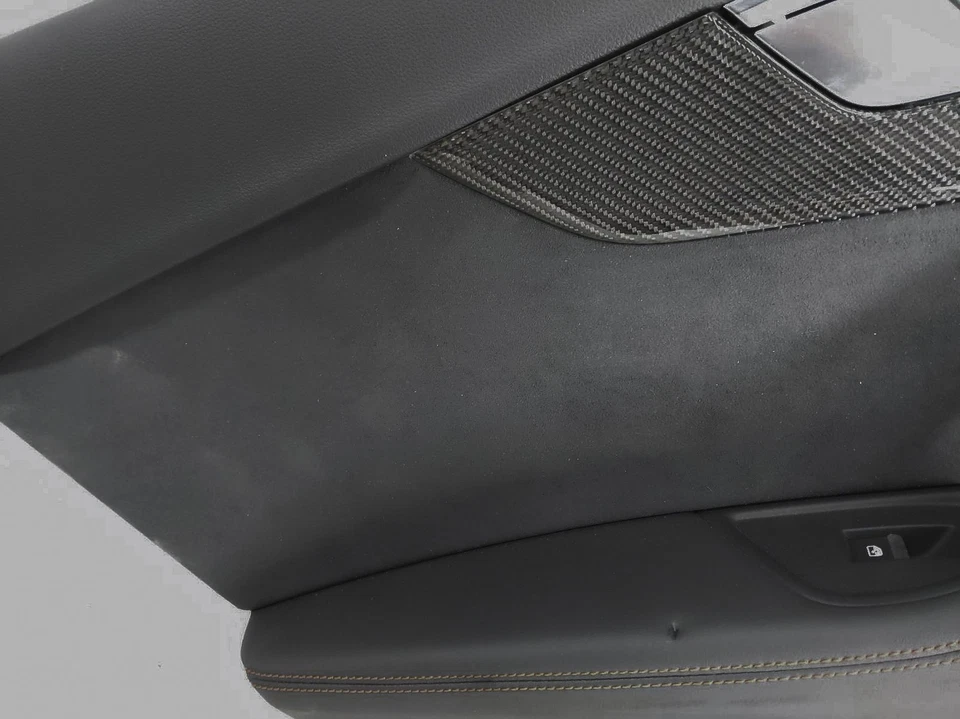 Painel interno de acabamento da porta do motorista traseiro 2023 Audi S4 - Preto *Tem impressão menor - Imagem 4 de 4