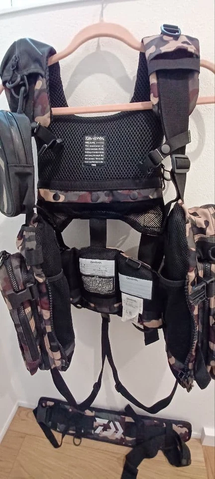 Chaleco Daiwa DF-6107 Bench Cool Game III Verde Camuflaje Talla Gratis Usado Foto 4 de 4