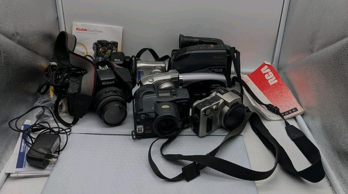 Lot Of 8x Cameras/Camcorder Untested Canon, Olympus, Nikon, Samsung, Kodak