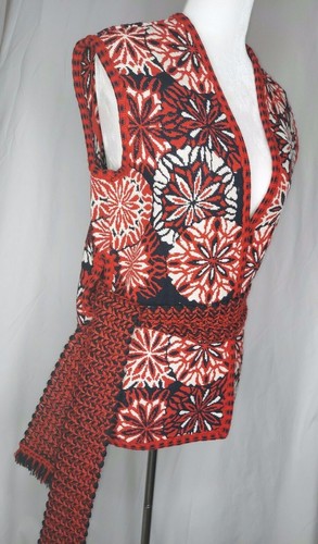 Vintage festliche lange Weste, rot, weiß und schwarz Strick vorne offen mit Strickgürtel - Bild 10 von 11