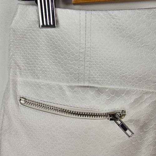Beginning Boutique Shorts Womens 8 White Faux Leather Animal Skin Zip Front - Picture 2 of 7