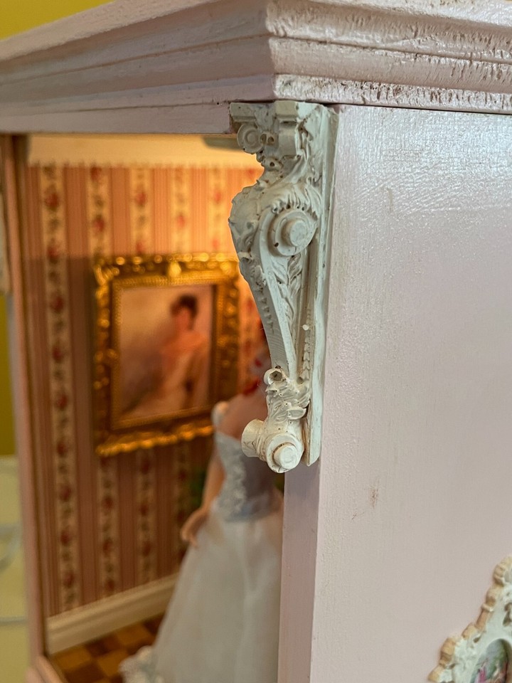 Beautiful Victorian miniature dollhouse shadow box w/furniture and doll