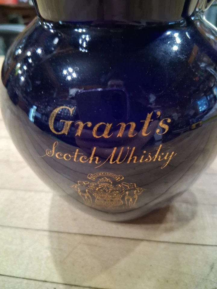 Jarra de whisky escocés Wade Regicor Grant’s en azul cobalto Foto 3 de 4