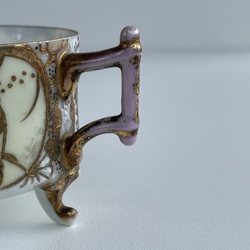 Japanese 3-Footed Porcelain Cup Handle Raised Gilt Floral Signed Nihon Bijutsu - Imagen 3 de 12