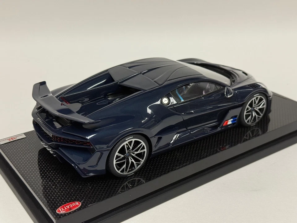 1/18 MR Collection Bugatti Divo in Glossy Blue Carbon  on  Carbon base BUG09SE2 - Image 3 of 4