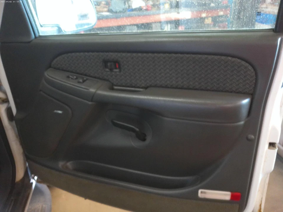 Used Rear Left Door Assembly Rear Side fits: 2004 Chevrolet Avalanche 1500 class Foto 3 de 4