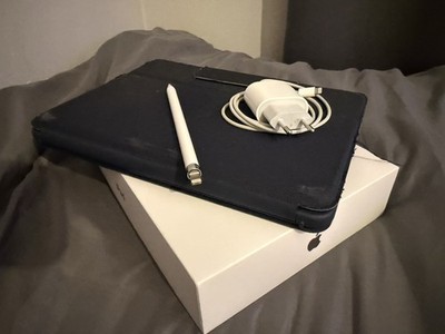 iPad 6. Generation 64GB Silber + Apple Pencil + Logitech Tastaturhülle