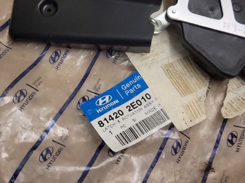 Genuine HYUNDAI TUCSON RIGHT REAR DOOR LOCK, 08/04-01/10 NEW 81420 2E010 - Picture 2 of 3
