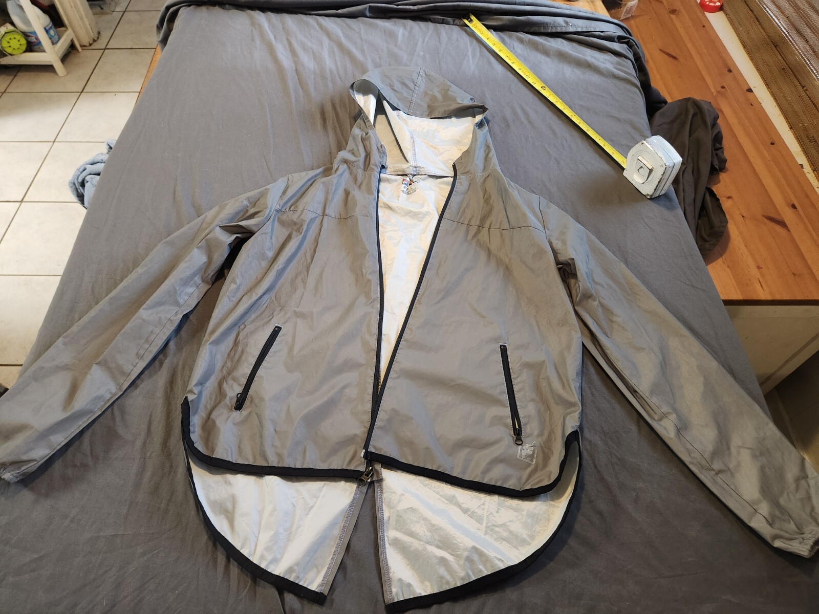 Giacca a vento Fila riflettente grigio medio con cappuccio zip intera run