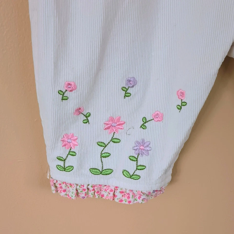 Mameluco de flores bordadas de colección para niñas 9-12M Baby Togs blanco pana con volantes Foto 2 de 4