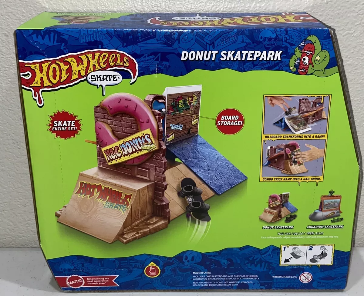 Hot Wheels Skate Aquarium Skatepark Playset with Tony Hawk Fingerboard and  Pair of Removable Skate Shoes