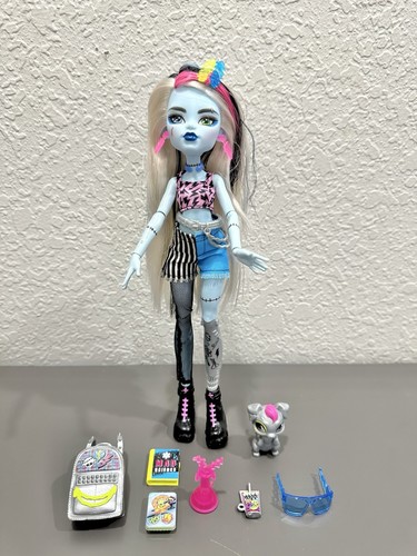 Monster High Frankie Stein Fashion Doll with Pet & Accessories 2021 Mattel