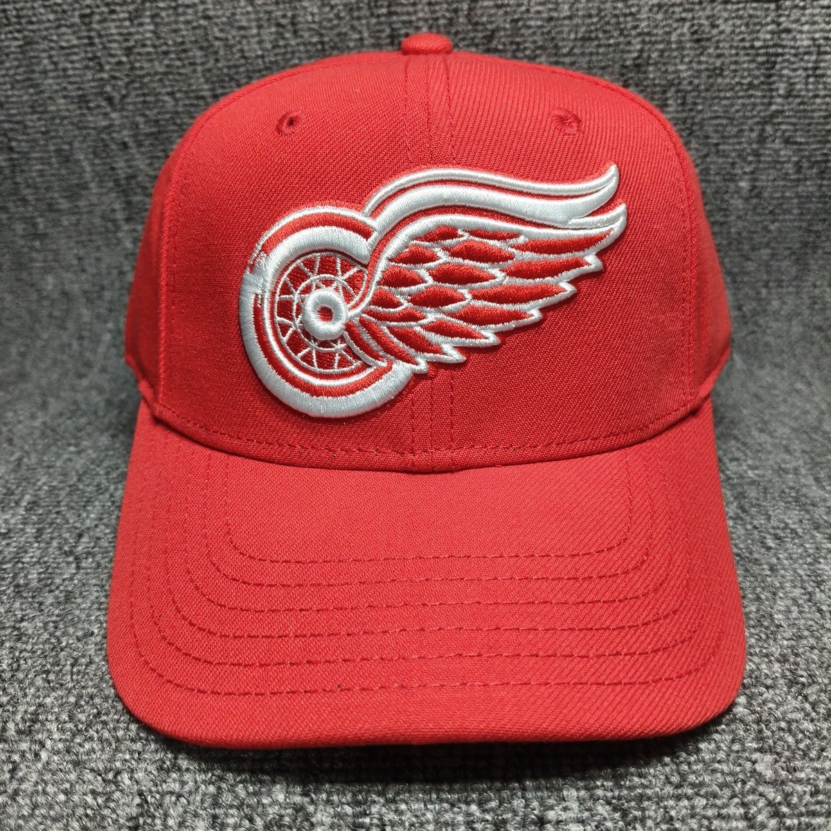 Mitchell & Ness Detroit Red Wings Red Curved Brim Snapback Hat NHL