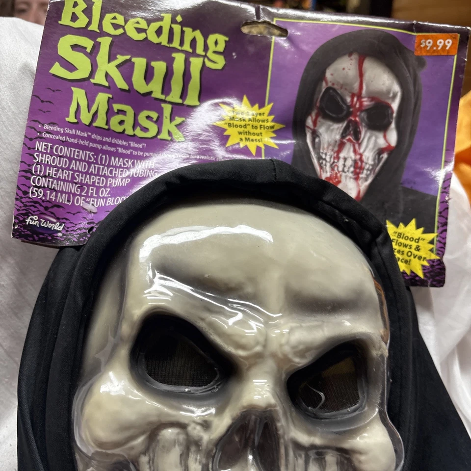 Máscara de Halloween Calavera Sangrante Dos Capas Falso Flujo de Sangre hacia abajo Cara Efecto de Miedo Foto 2 de 4