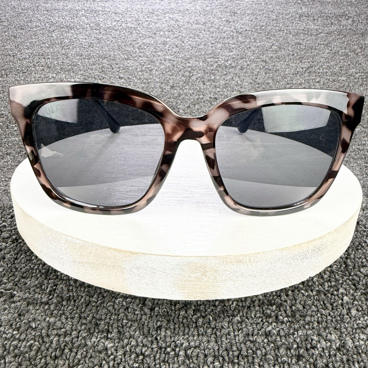 DIFF Hailey Sunglasses Himalayan Tortoise Square Cat Eye DE01-0255-HMGRN NEW DIFF Eyewear Hailey Tortoise Sunglasses Oversized Square  main image 2