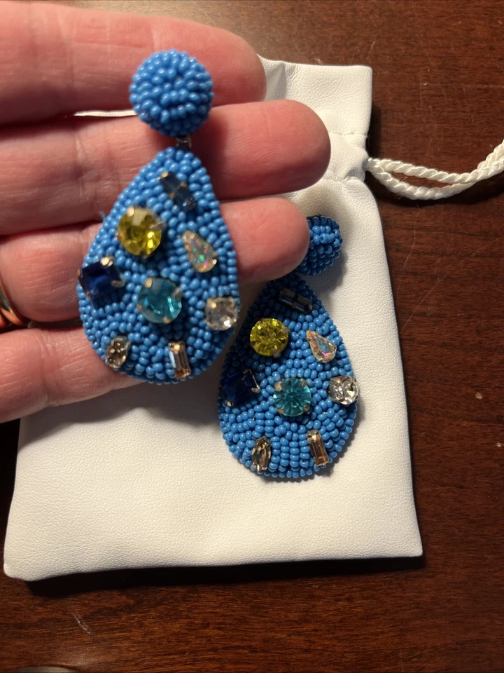 Brincos Deepa By Debra Gurnani contas azuis multi-strass 2,5” poste leve - Imagem 2 de 4