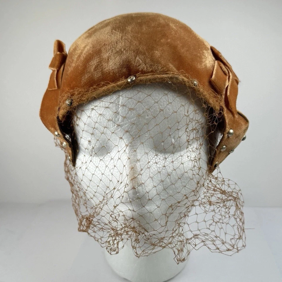 De colección 1950 Terciopelo Fascinador Pastillero Sombrero Caramelo Arco Jaula Pájaros Velo Tachonado Foto 3 de 4