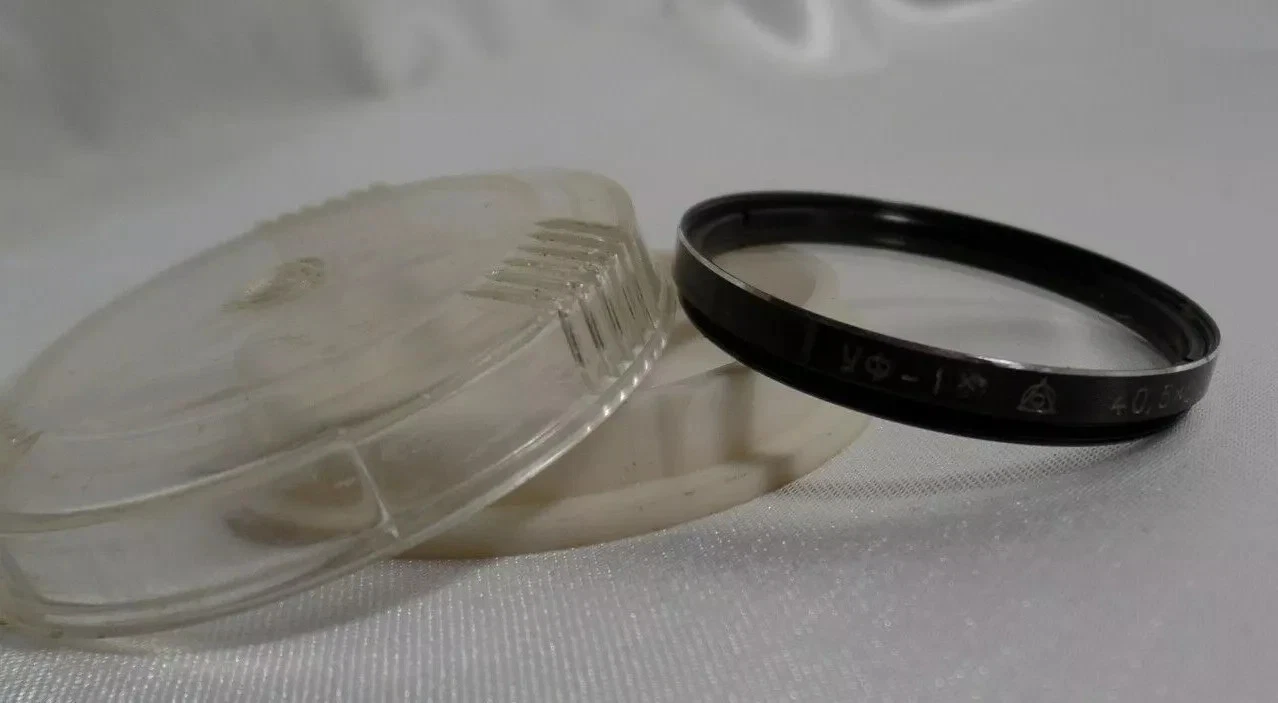 a UV 1x Protection LZOS Russian Vintage 40.5x0.5mm Light Filter for Lens 1172