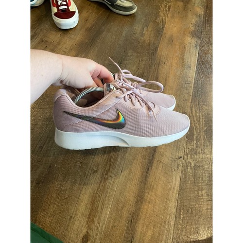 Nike Tanjun Running Sneaker Pink/Iridescent 81265550… Gem