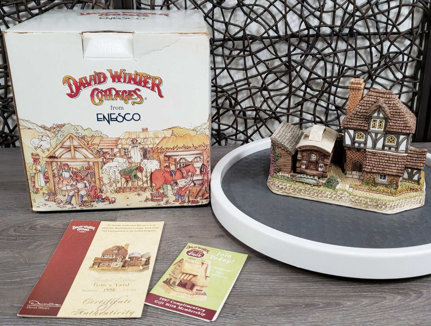 David Winter D1011 Tom's Yard 1997 Limited Edition 1998/5000 Original Box COA