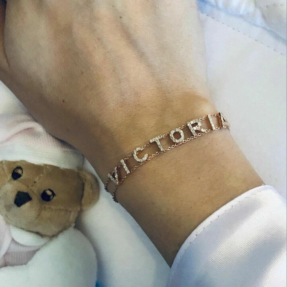 Brazalete de oro amarillo sólido de 14k con inicial de diamante natural Foto 3 de 4