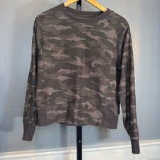 Athleta Farallon Camo Sweatshirt Green Athleisure Crewneck Size Medium