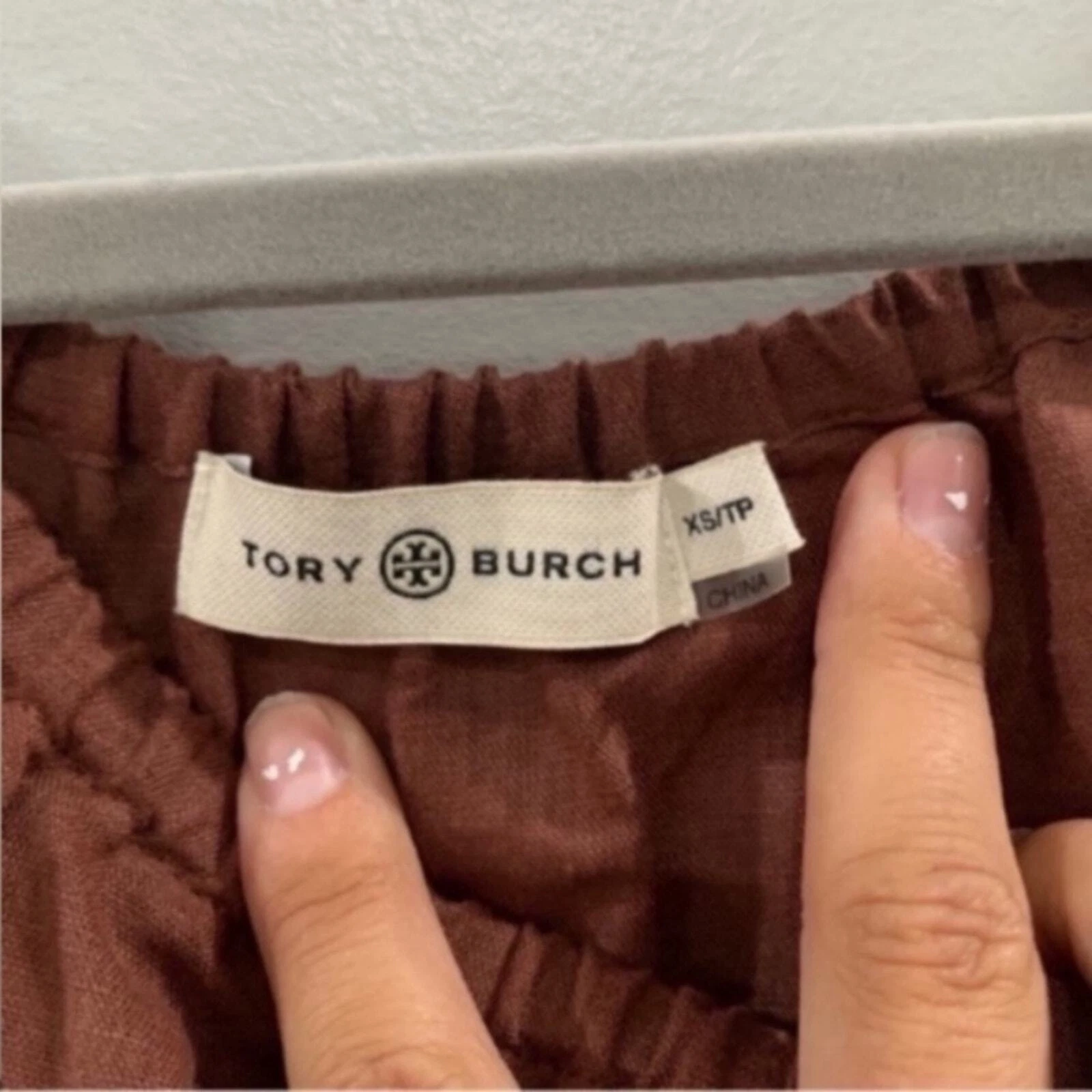 Abito Tory Burch spiaggia midi a strati in marrone ruggine scuro