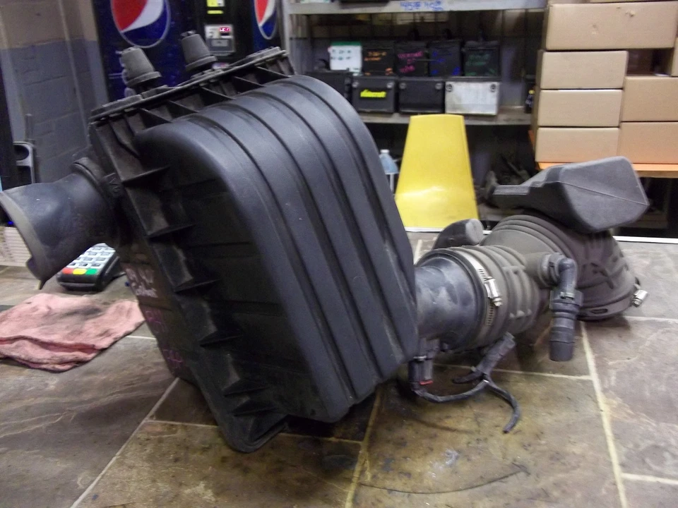 04 05 2004 2005 MERCURY MOUNTAINEER FORD EXPLORER OEM AIR CLEANER AIR BOX TUBE - Image 4 of 4