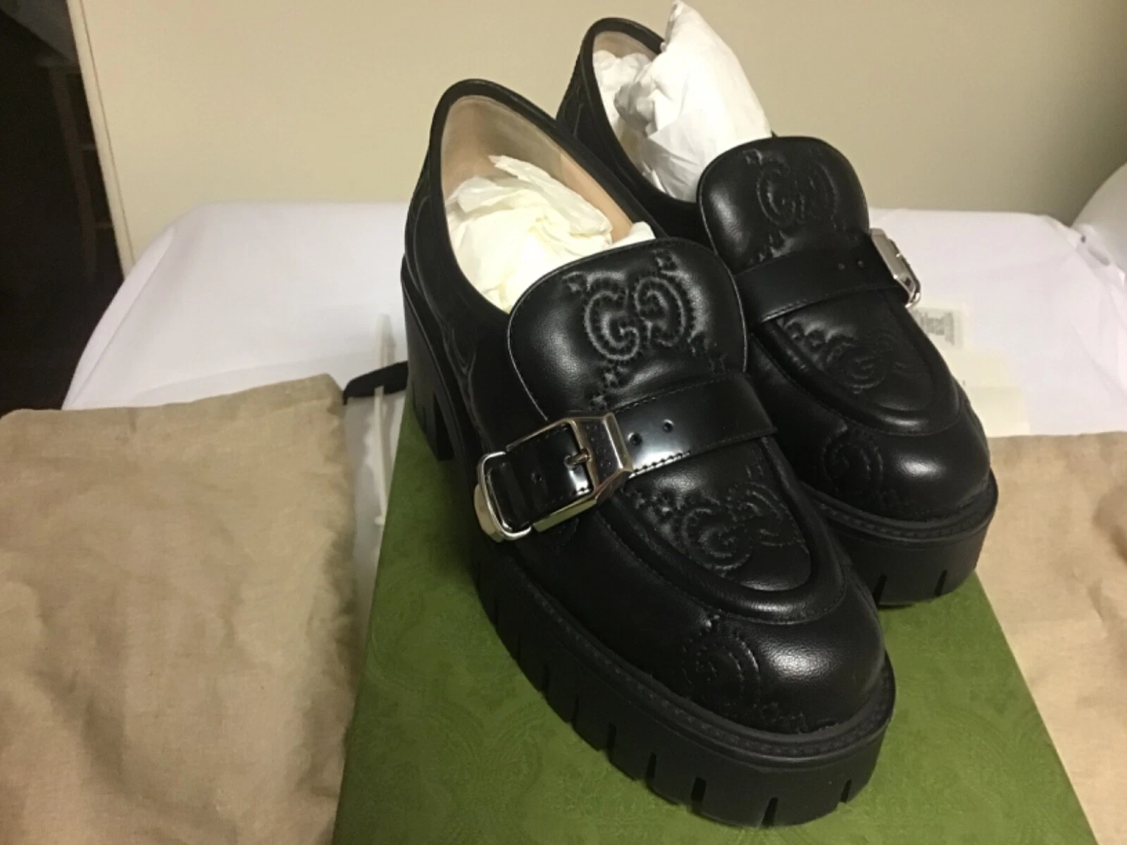 Superbe paire de mocassins Gucci noir logo GG aspect cuir métalasse taille 37