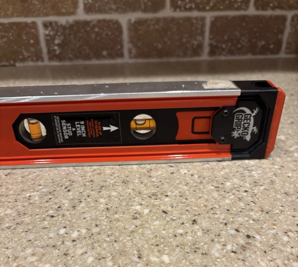 Black And Decker 24” 2 Piece Gecko Grip Bubble Level W/9” Level And Stud Finder - Image 4 of 4