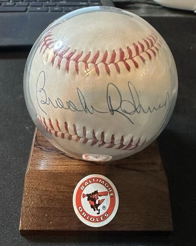 BROOKS ROBINSON AUTOGRAPH BASEBALL BALTIMORE ORIOLES W/CASE NO COA