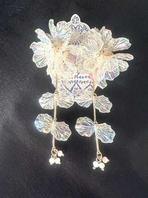 Noir  Cluster Flower Drop Earrings/ Aurora White / lightweight