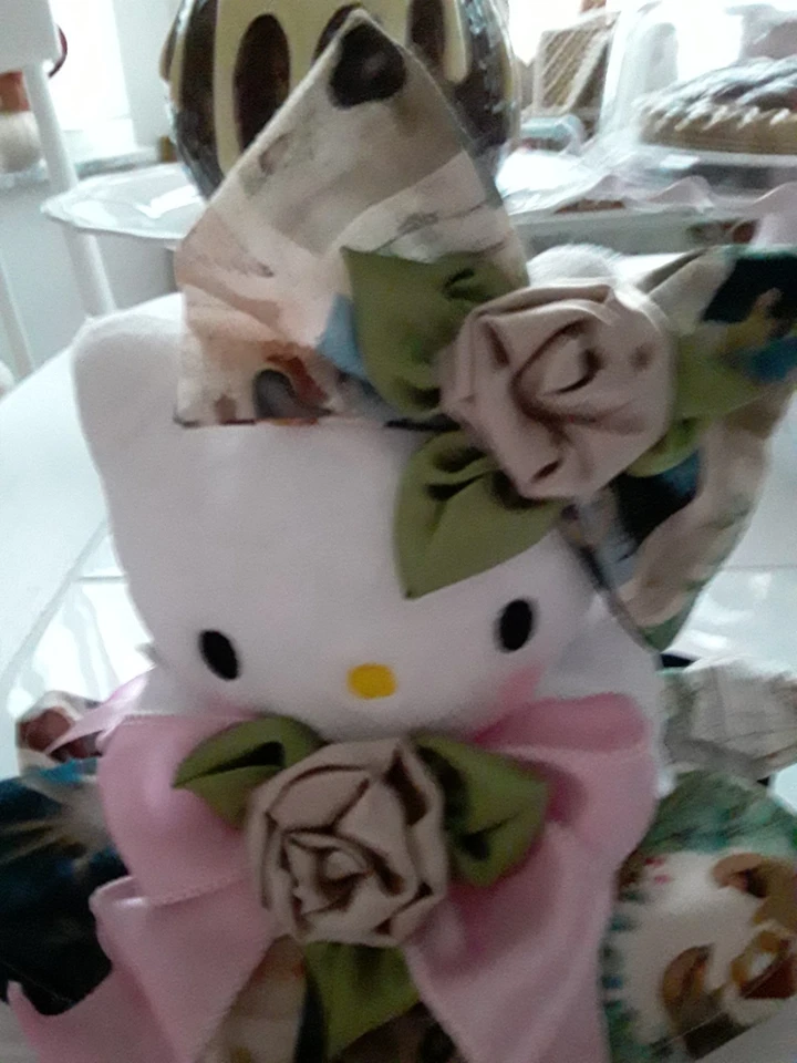 NATIVIDAD DE NAVIDAD O NOCHE SANTA VESTIDO HELLO KITTY CON CORAZÓN ORNIE Y CARAMELOS Foto 3 de 4