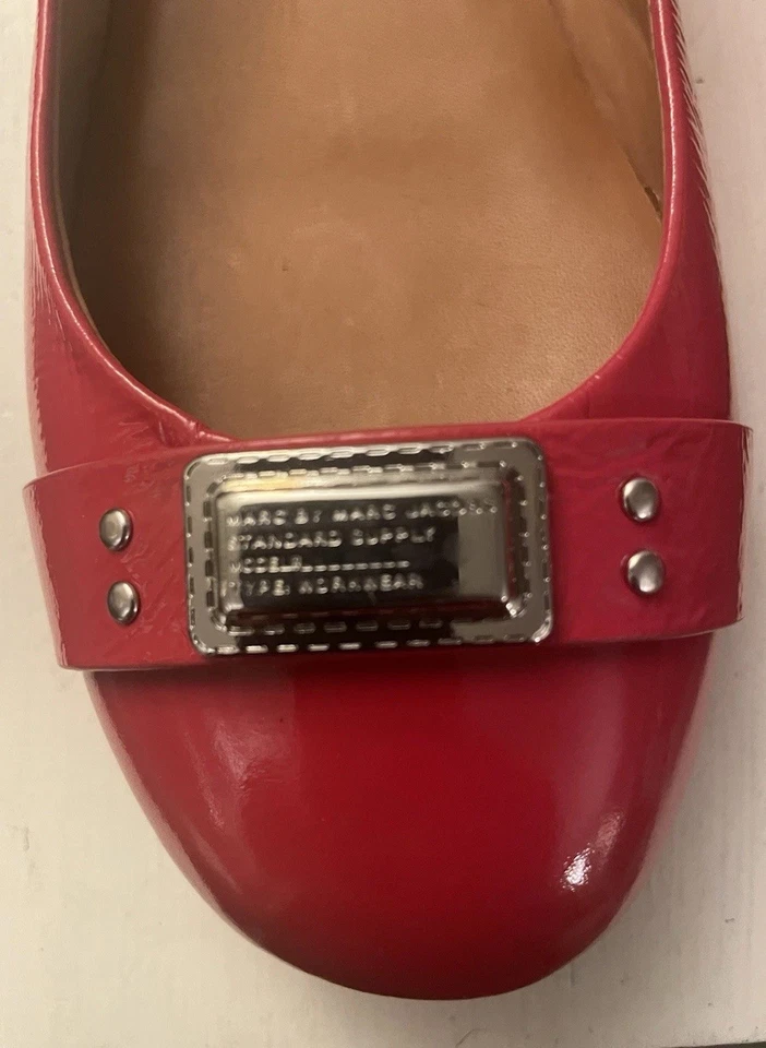 Marc By Marc Jacobs Mujer’s Rojo Patente Mujer’s Ballet Pisos 36.5, Logo Plateado Foto 2 de 4