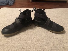 Zapatos de baloncesto Nike Lebron Soldier 10 negros de goma talla 7Y juveniles 845121-009