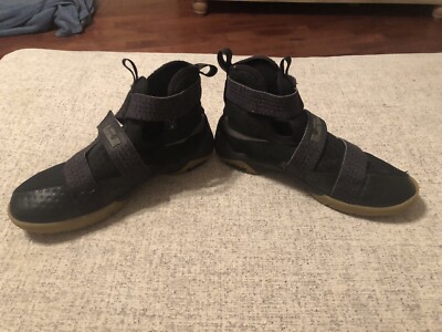 Nike Lebron Soldier 10 Black Gum Basketball Shoes Size 7Y Youth 845121-009 