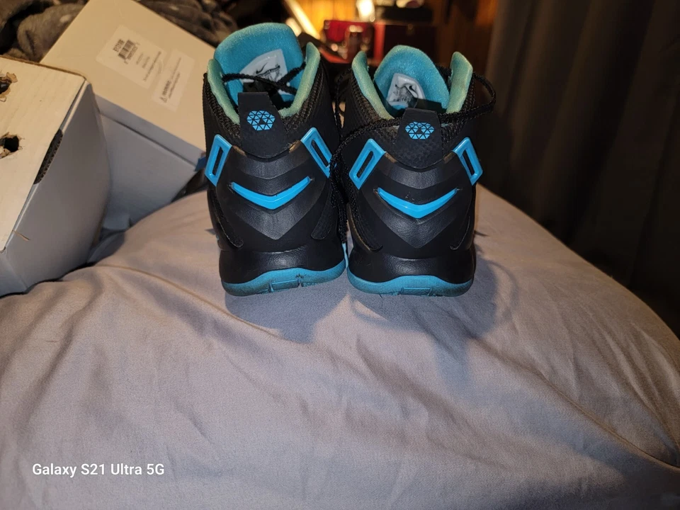 2 pares de zapatos Lebron James para niños Foto 3 de 4