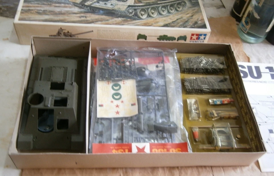 TAMIYA 1-25 RUSSIAN SU-100 PANZERJAGER MOTORIZZATO CINGOLI IN METALLO NUOVO VINT - Immagine 2 di 4